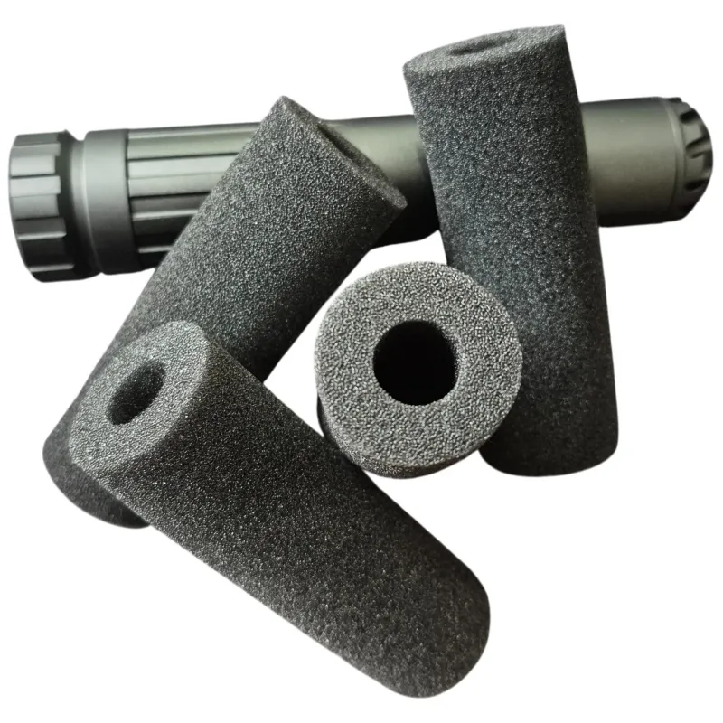 Mousses Balystik noires près d'un silencieux airsoft, coupe et alésage visibles