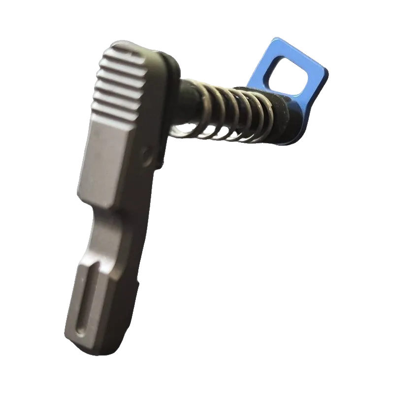 Bouton d'éjection chargeur ambidextre, levier gris strié et palette bleue, vue arrière