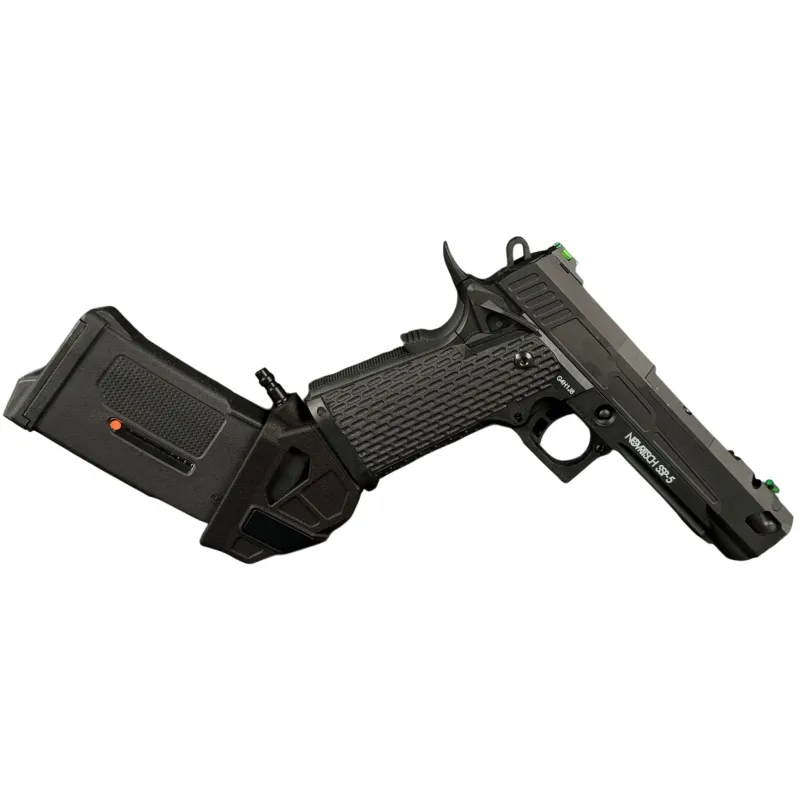 Adaptateur HPA coudé Airtac monté sur un pistolet Hi-Capa avec chargeur M4, vue de profil