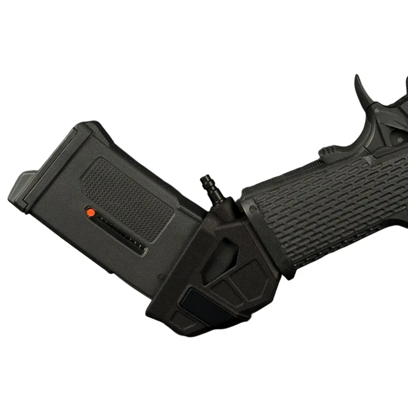 Adaptateur HPA coudé Airtac sur Hi-Capa avec chargeur M4, gros plan du raccord