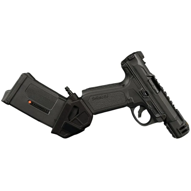 Adaptateur HPA coudé Airtac monté sur un pistolet AAP-01 avec chargeur M4, vue de profil