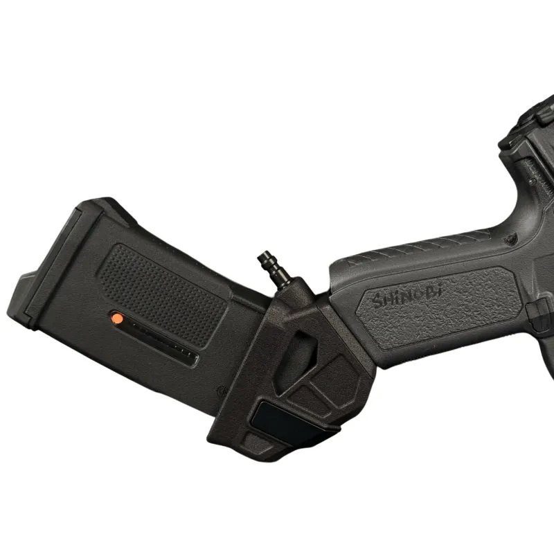 Adaptateur HPA coudé Airtac sur AAP-01, gros plan du raccord et du chargeur M4