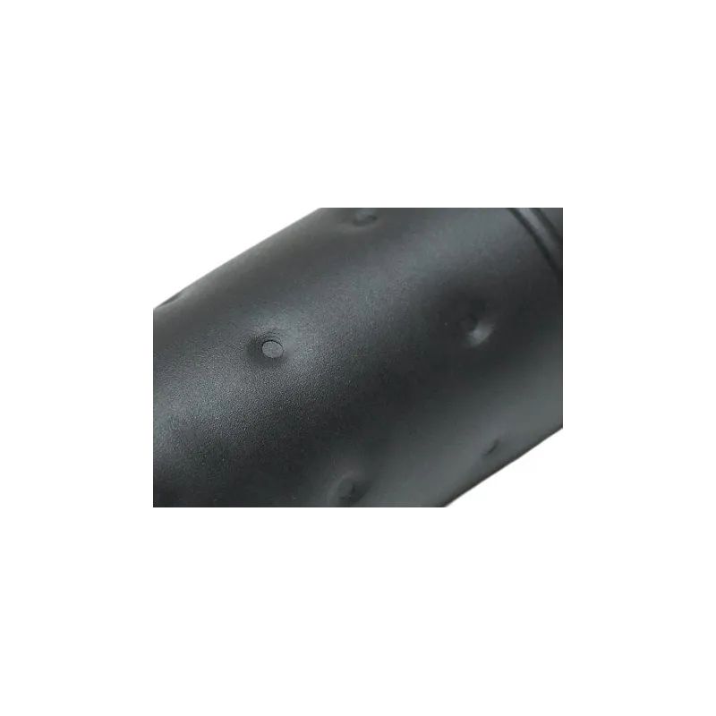 Détail des petits points en relief sur le corps du silencieux CYMA M099