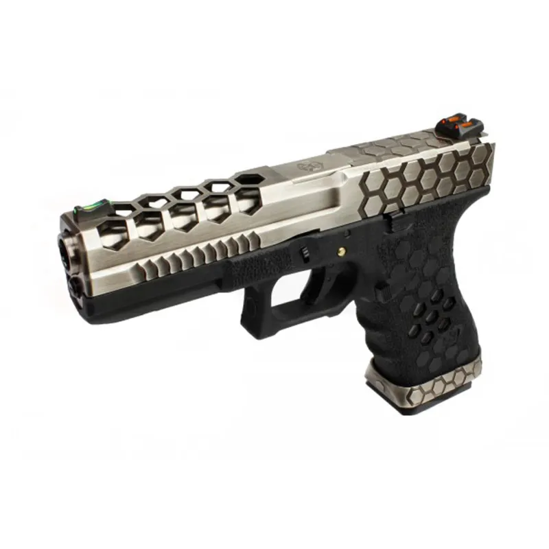 Pistolet GBB AW Custom VX0100 Hex Cut noir et silver, vue de trois quarts avant