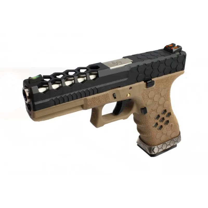 Pistolet GBB AW Custom VX0111 Hex Cut tan et noir, vue de trois quarts avant
