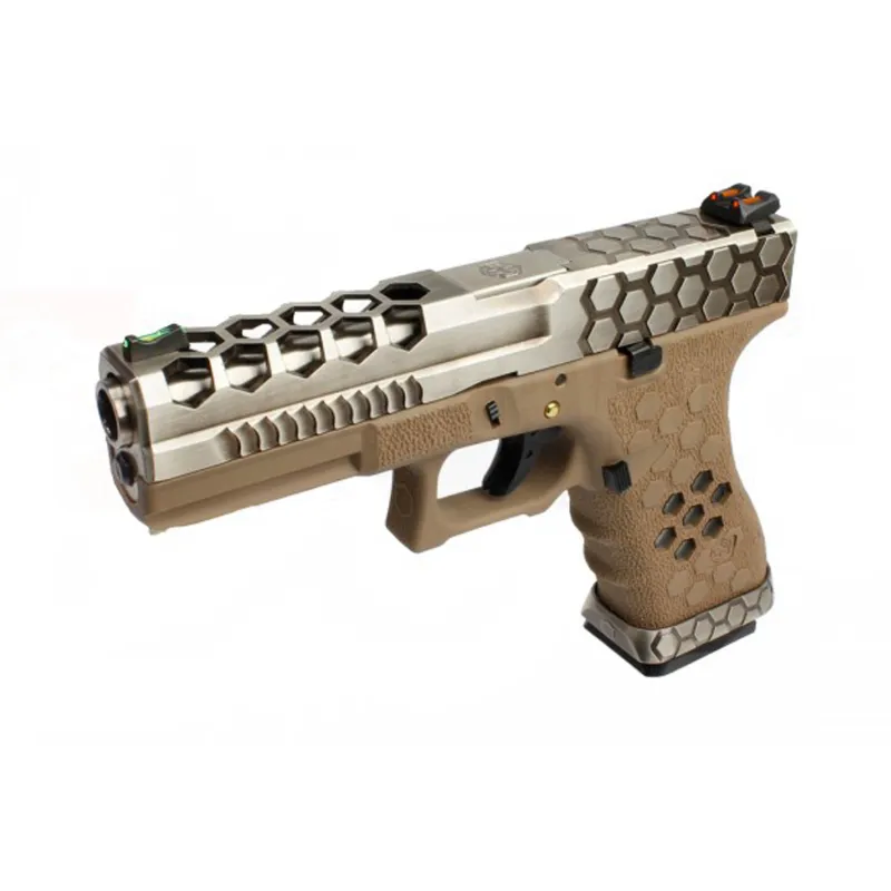 Pistolet GBB AW Custom VX0101 Hex Cut tan et métal, vue de trois quarts avant