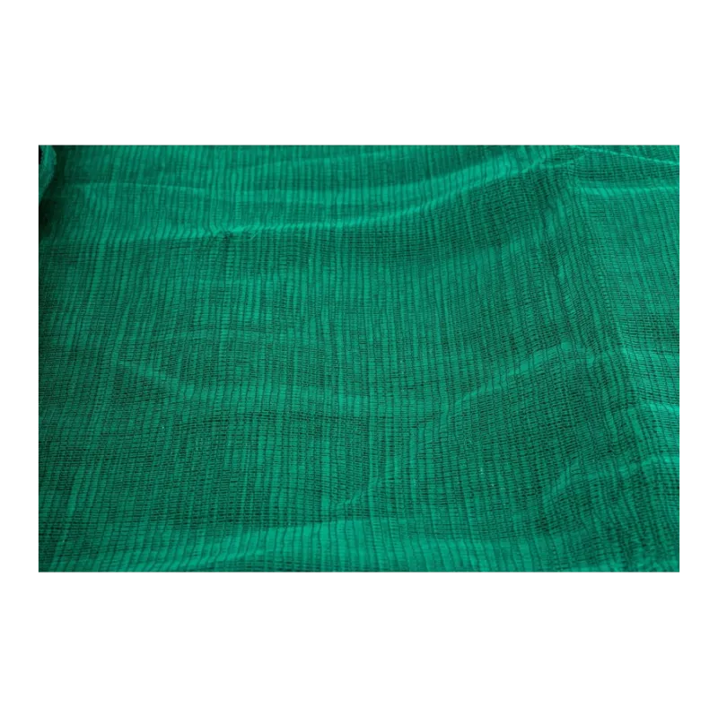 Filet d'airsoft vert pour zone de jeu, détail des mailles fines déployées
