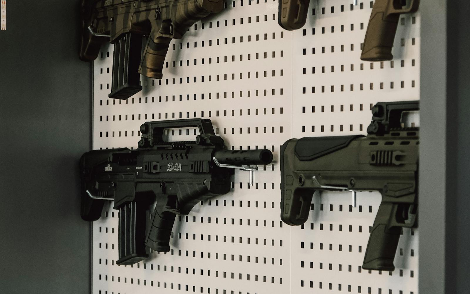 Boutique ZN Airsoft — mur de répliques