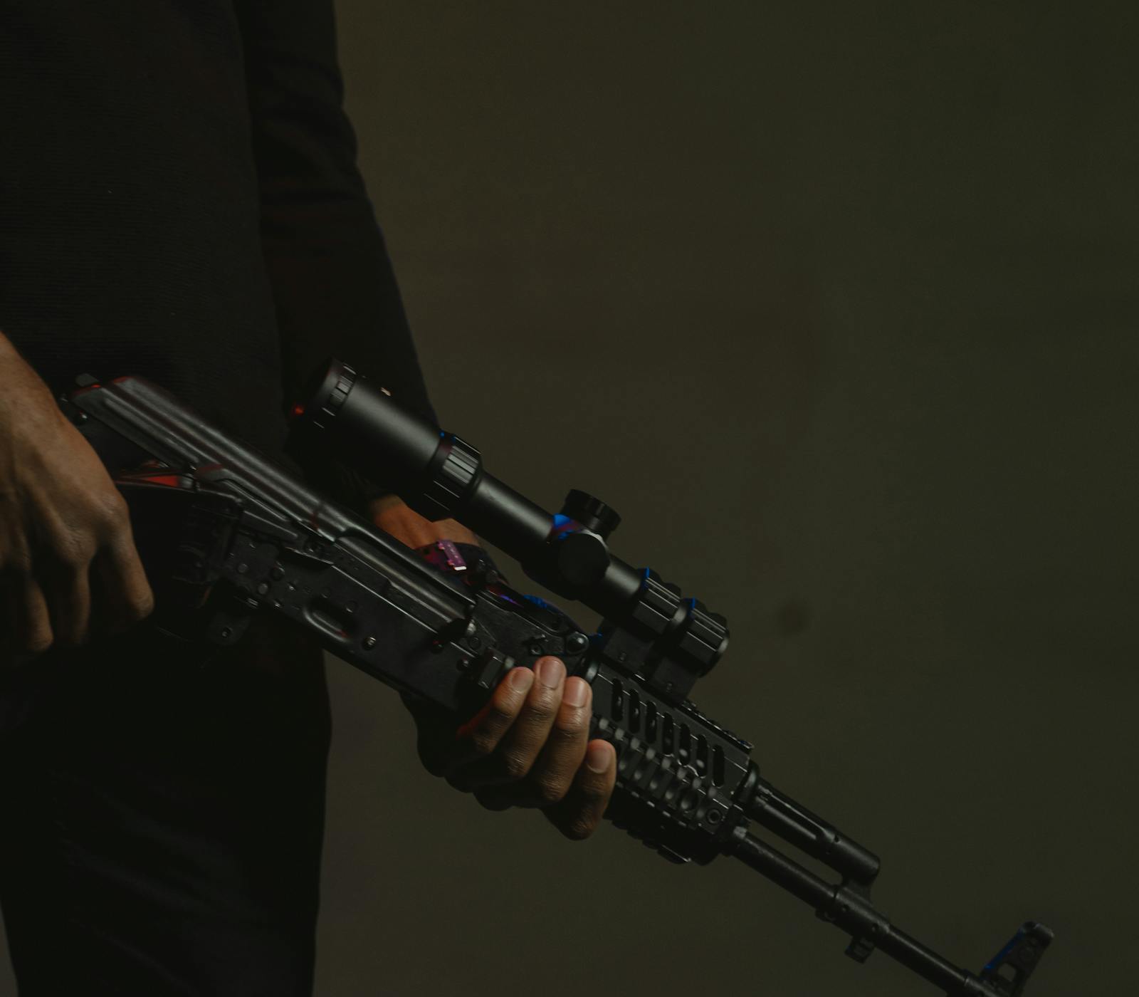 Joueur ZN Airsoft en position avec sa réplique