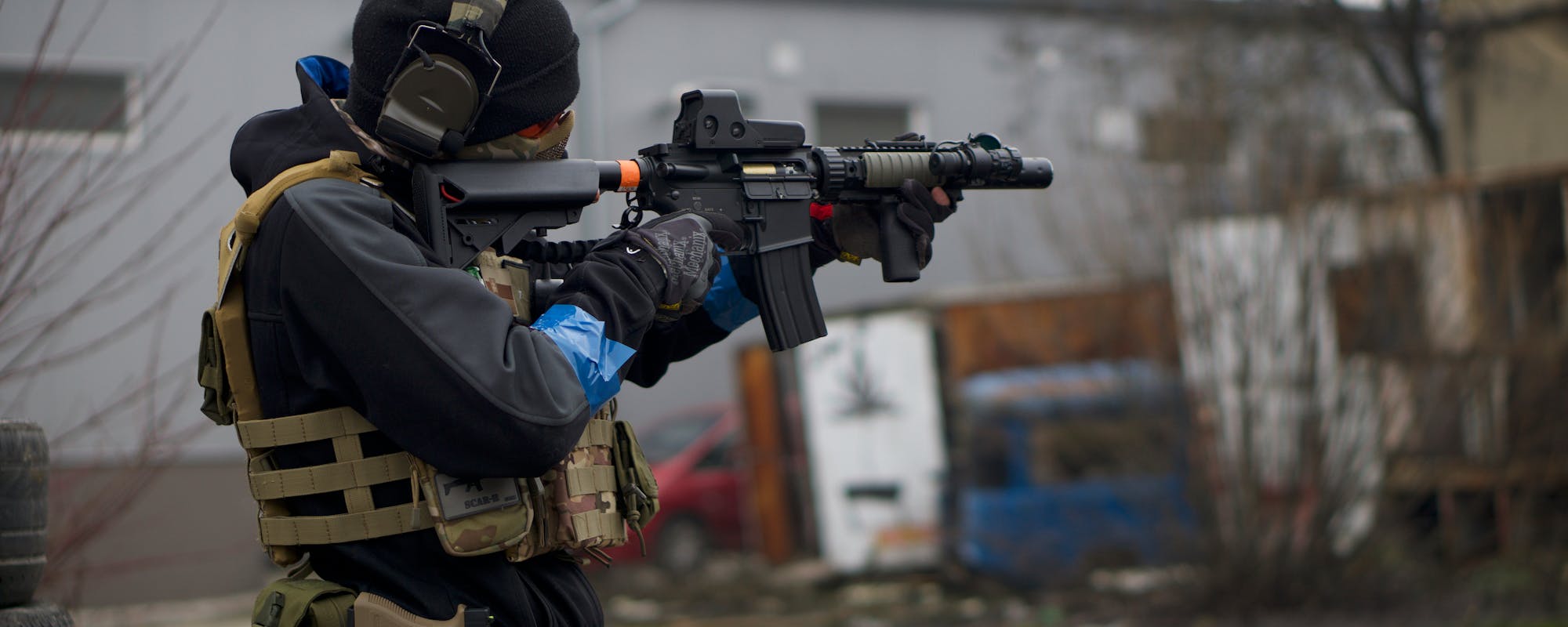Joueur ZN Airsoft en tenue tactique avec sa réplique