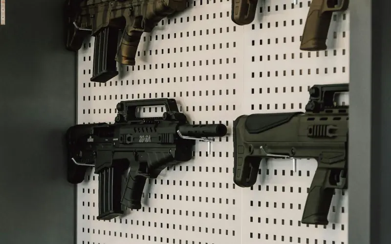 Boutique ZN Airsoft — mur de répliques